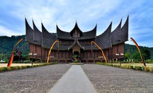 Istana pagaruyung adalah sebuah istana yang terletak di kecamatan Tanjung Emas, kota Batusangkar, kabupaten Tanah Datar, Sumatera Barat. Istana pagaruyung ini berjarak kurang lebih 5 kilometer dari pusat kota Batusangkar.