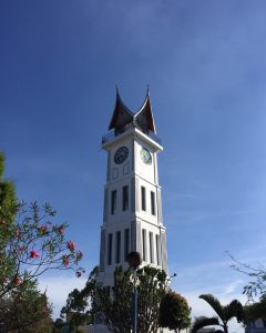 Jam Gadang merupakan menara jam yang terletak di kota bukittinggi sekaligus ikon terkenal yang mencerminkan bukittinggi