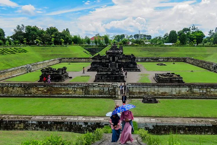 Wisatawan Berkunjung ke Candi Sambisari Mengenal Indonesia